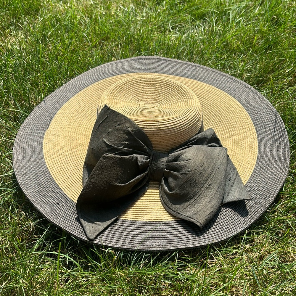 Chic Black and Tan Bow Sun Hat